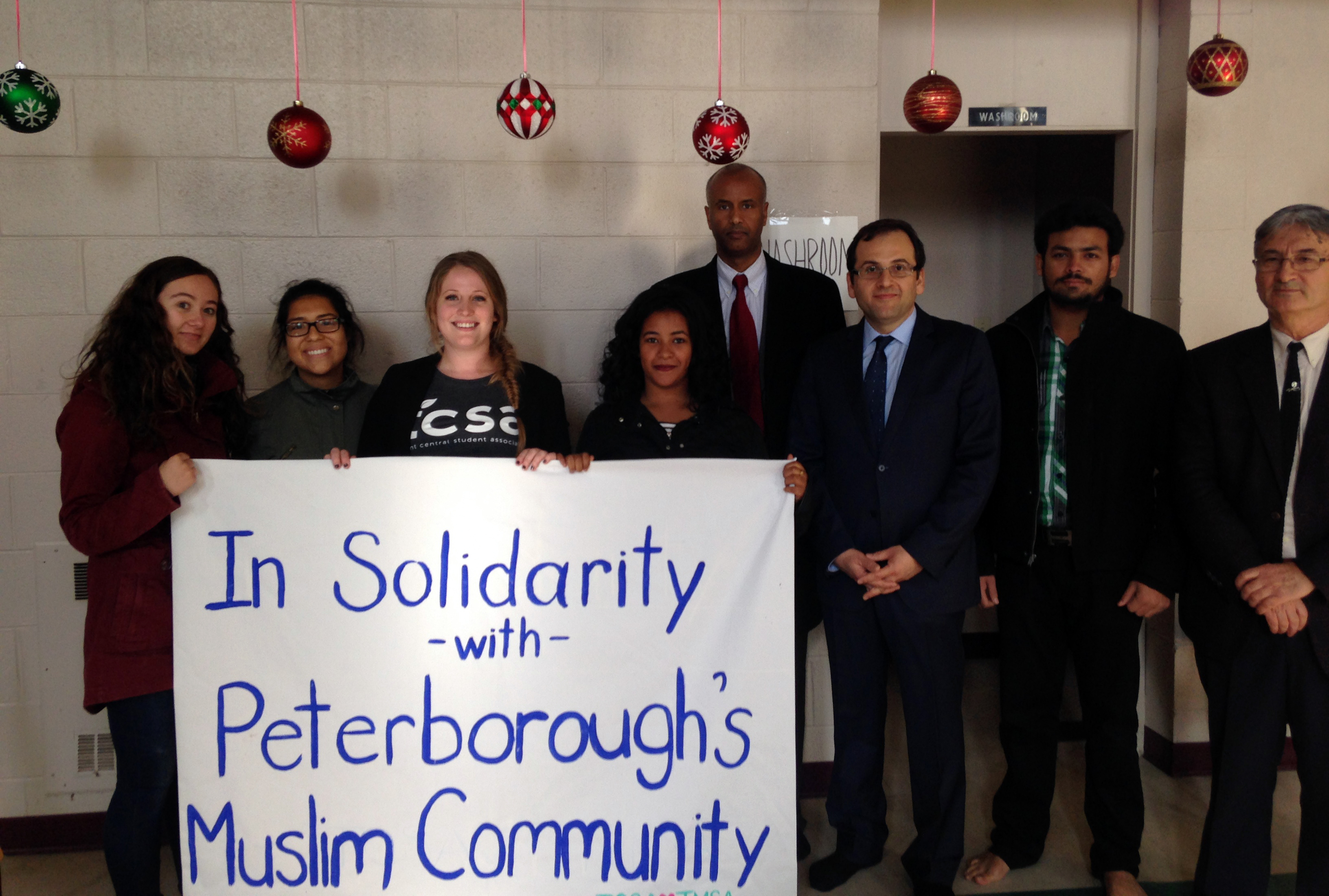 kundaklanan camiye destek veren kanadalilardan bir grup